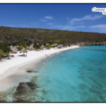 Einer der Top Spots in Curacao mit weissem Sand Strand und ebenfalls ein fantastischer Tauchplatz um Tauchen zu gehen. Aus dem Tauchreiseführer Curaçao